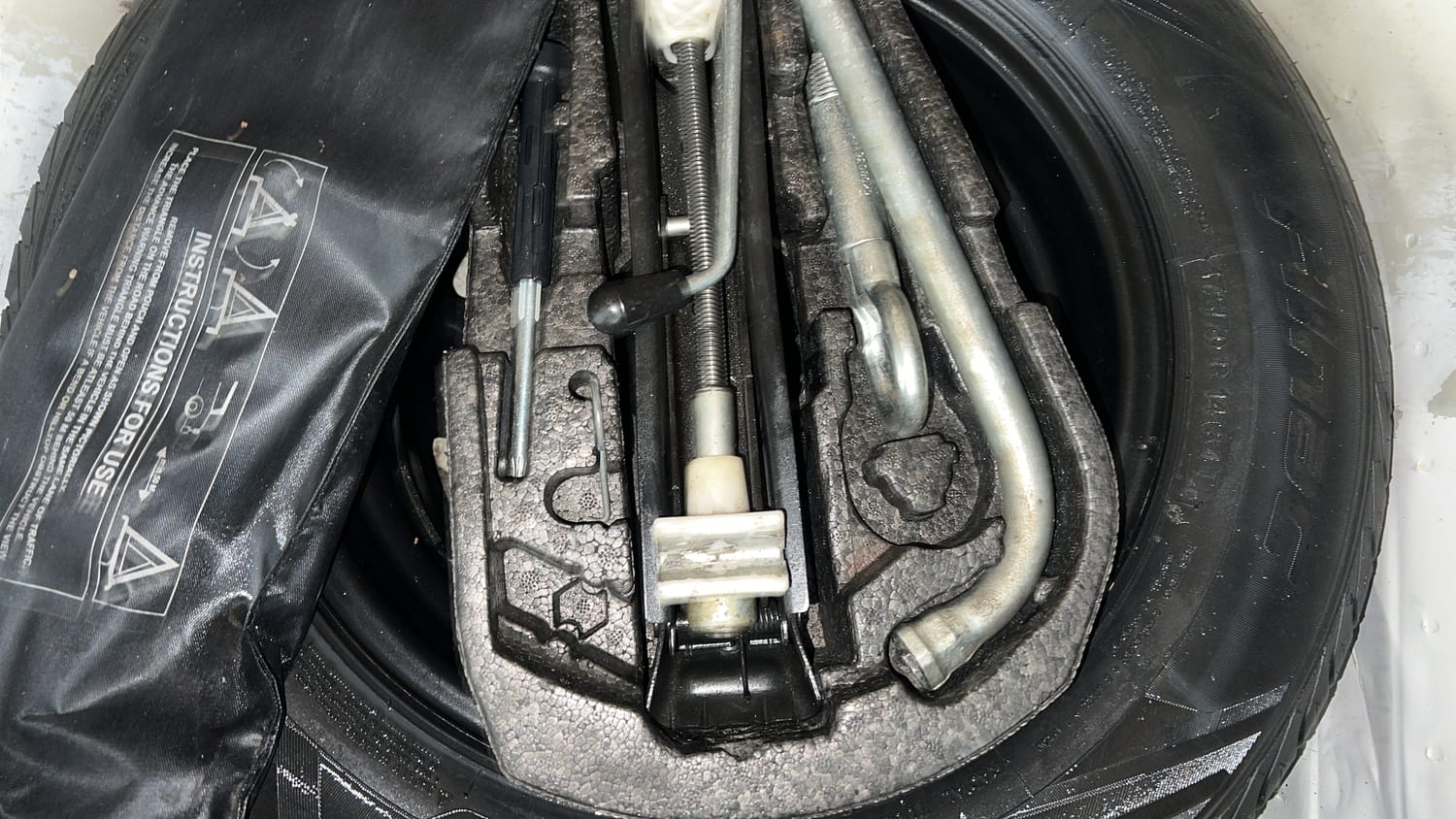 Used 2014 Volkswagen Polo Highline1.2L (P) Petrol Manual tyres SPARE TYRE VIEW