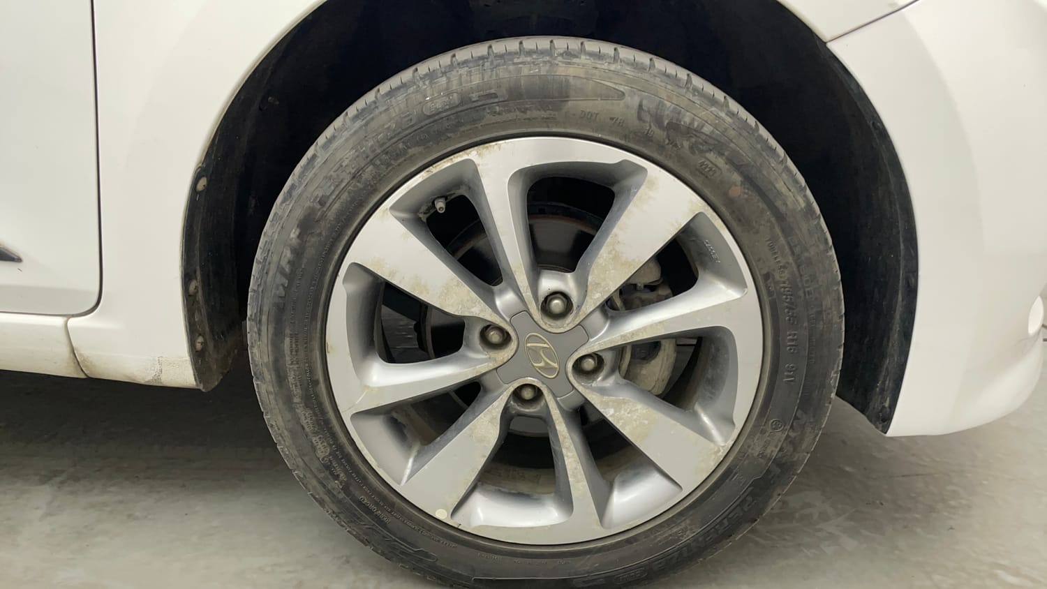 Used 2017 Hyundai Elite i20 Asta 1.2 (O) Petrol Manual tyres RIGHT FRONT TYRE RIM VIEW