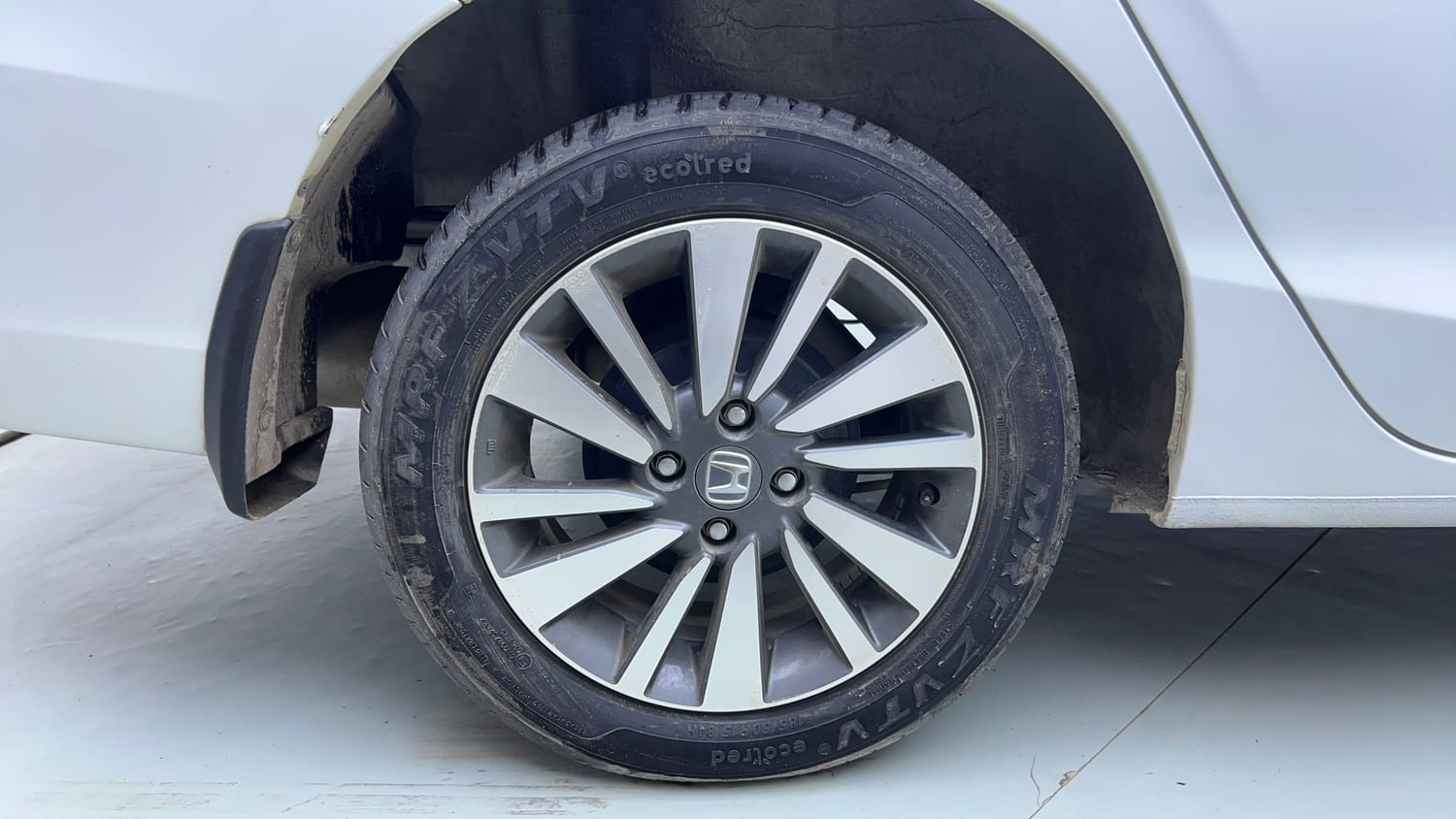 Used 2024 Honda City V Petrol CVT Petrol Automatic tyres RIGHT REAR TYRE RIM VIEW