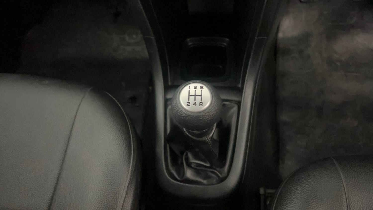 Used 2014 Maruti Suzuki Swift VXi Petrol Manual interior GEAR  KNOB VIEW