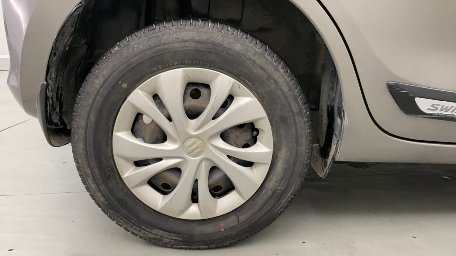 Used 2019 Maruti Suzuki Swift VXi AMT Petrol Automatic tyres RIGHT REAR TYRE RIM VIEW