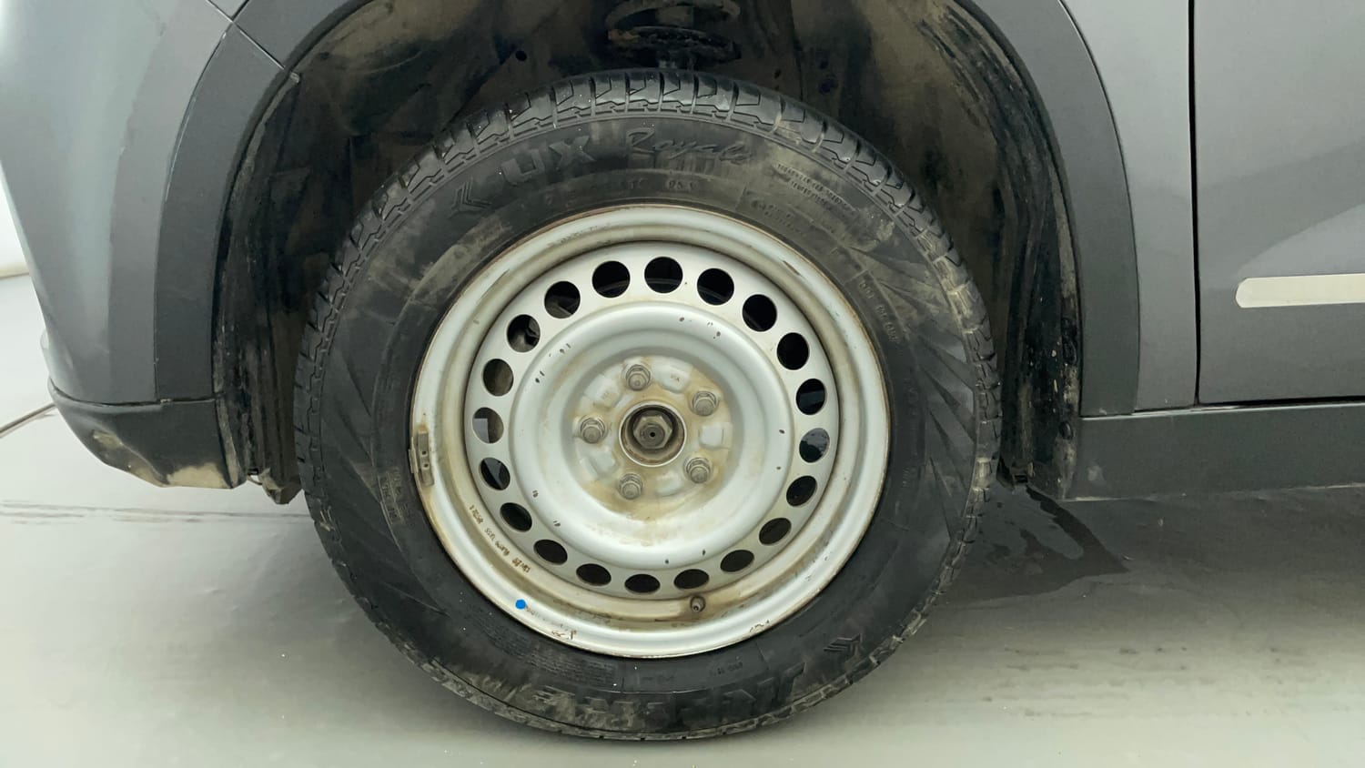 Used 2017 Maruti Suzuki Vitara Brezza LDi (O) Diesel Manual tyres LEFT FRONT TYRE RIM VIEW