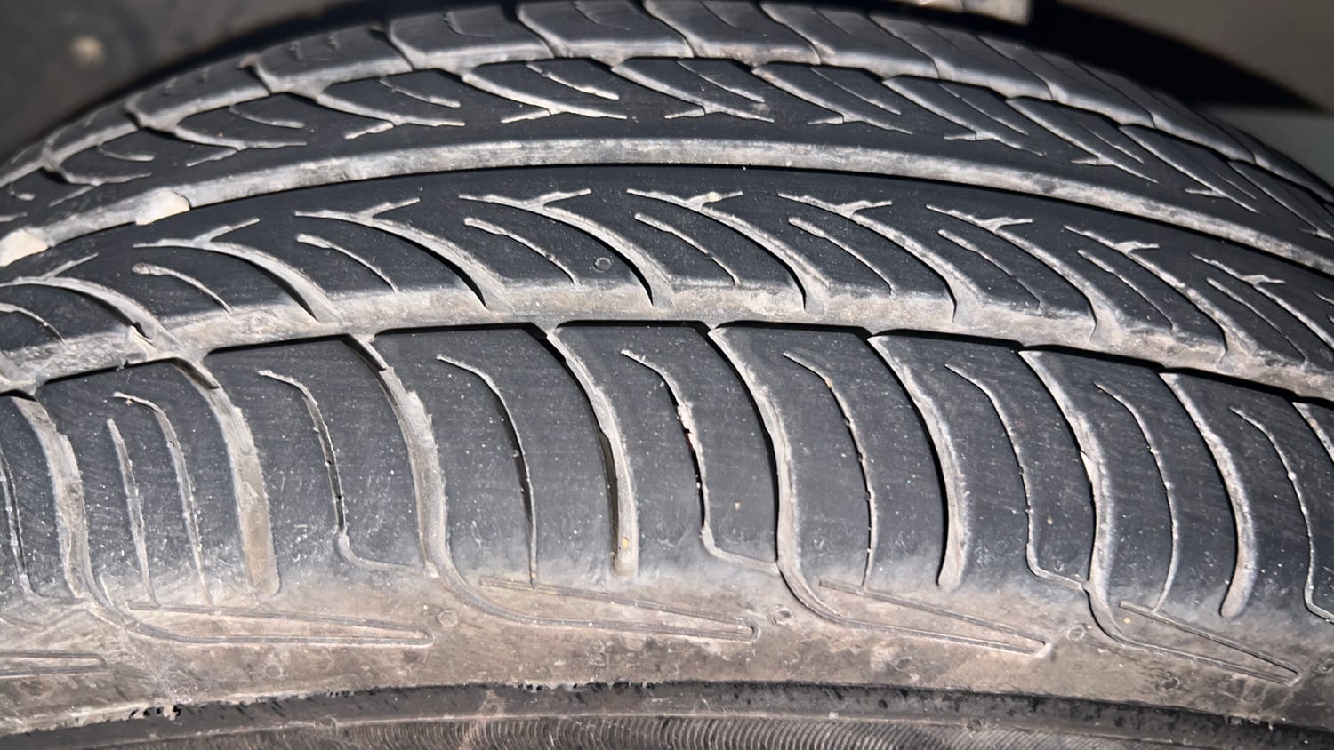 Used 2016 Maruti Suzuki Eeco 5 STR WITH A/C+HTR Petrol Manual tyres RIGHT FRONT TYRE TREAD VIEW