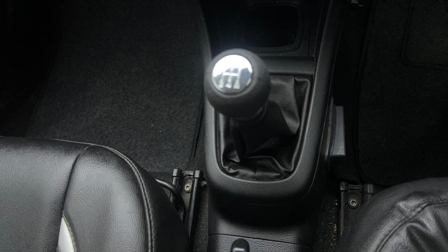 Used 2015 Maruti Suzuki Swift Lxi (O) Petrol Manual interior GEAR  KNOB VIEW