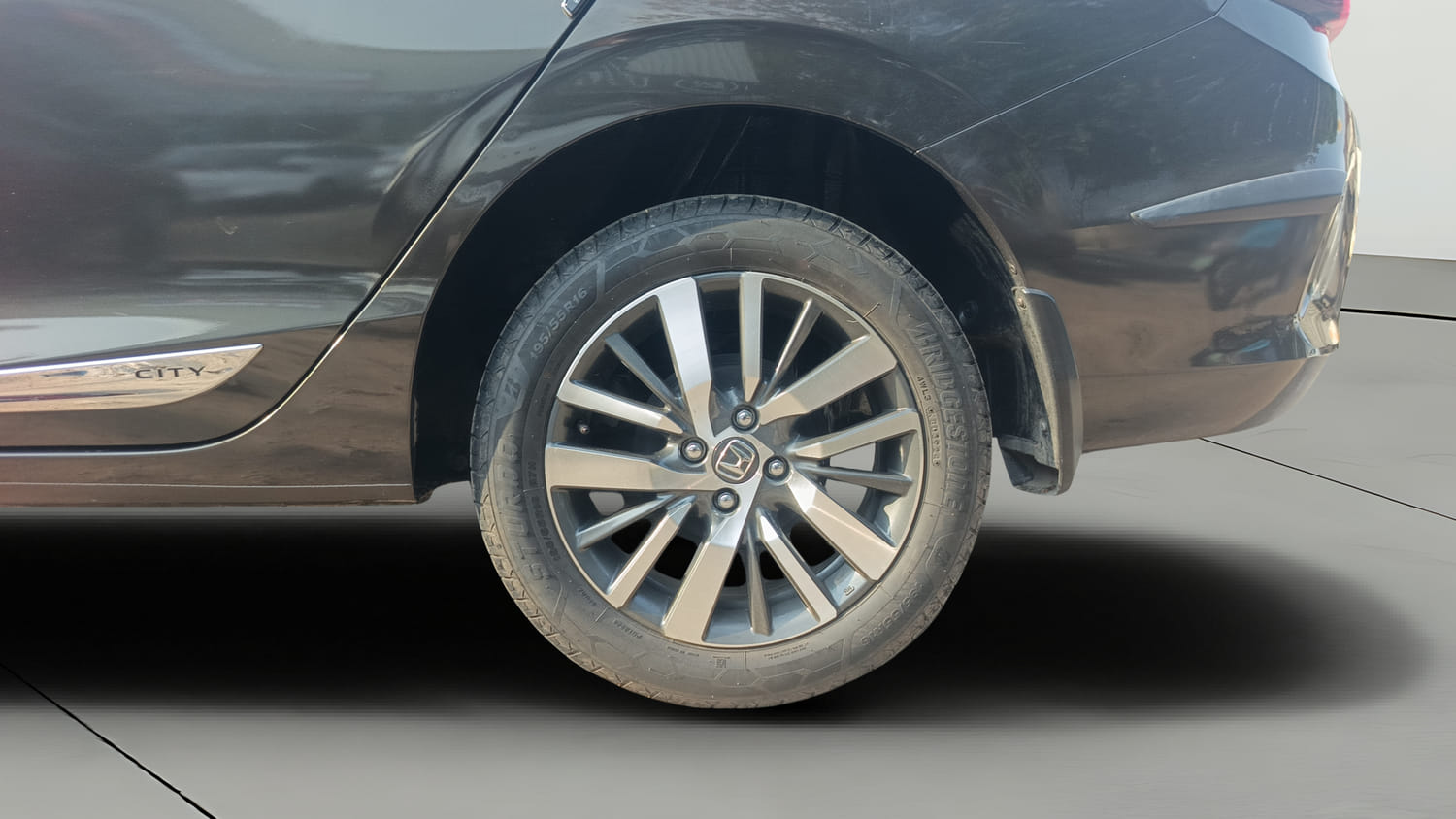 Used 2023 Honda City ZX Petrol Petrol Manual tyres LEFT REAR TYRE RIM VIEW