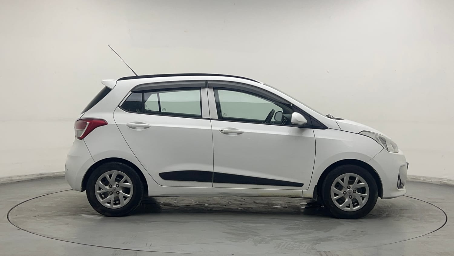 Used 2019 Hyundai Grand i10 Sportz 1.2 Kappa VTVT CNG (Outside Fitted) Cng Manual exterior RIGHT SIDE VIEW