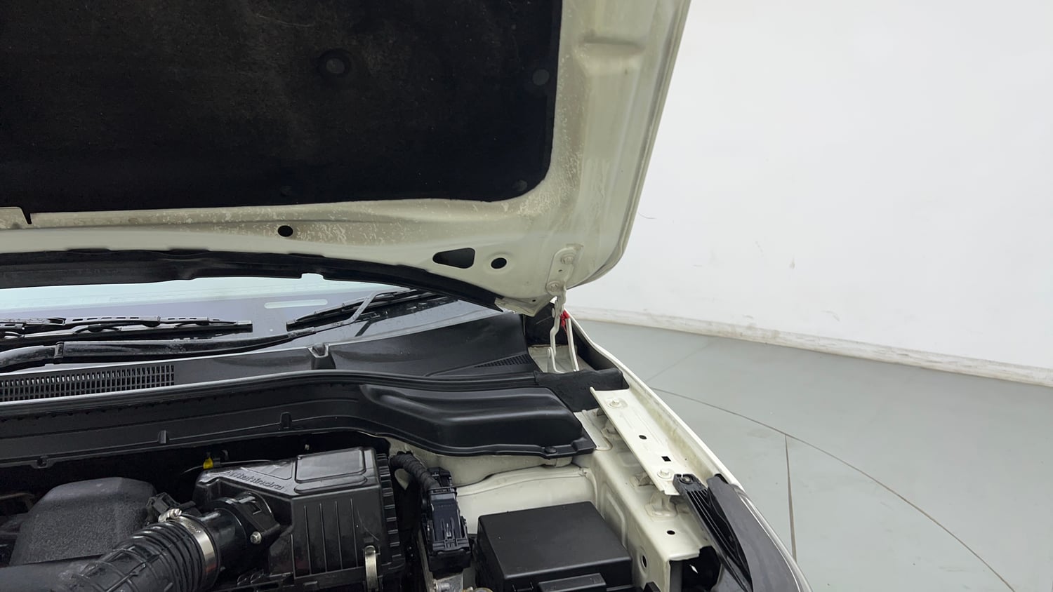 Used 2022 Mahindra XUV 300 W6 1.5 Diesel Diesel Manual engine ENGINE LEFT SIDE HINGE & APRON VIEW