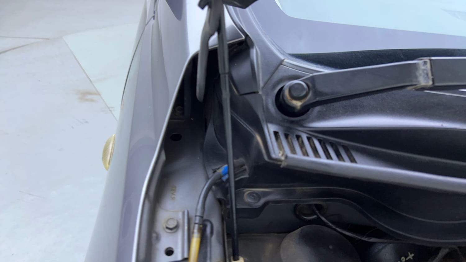 Used 2016 Maruti Suzuki Celerio VXi Petrol Manual engine ENGINE RIGHT SIDE HINGE & APRON VIEW