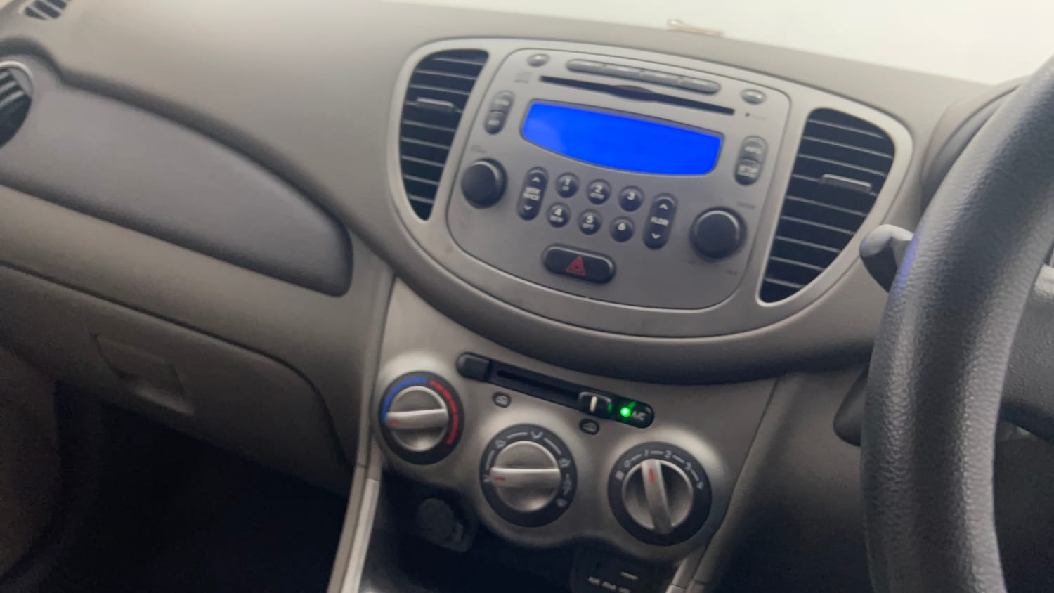 Used 2016 Hyundai i10 Sportz 1.1 iRDE2 Petrol Manual interior MUSIC SYSTEM & AC CONTROL VIEW