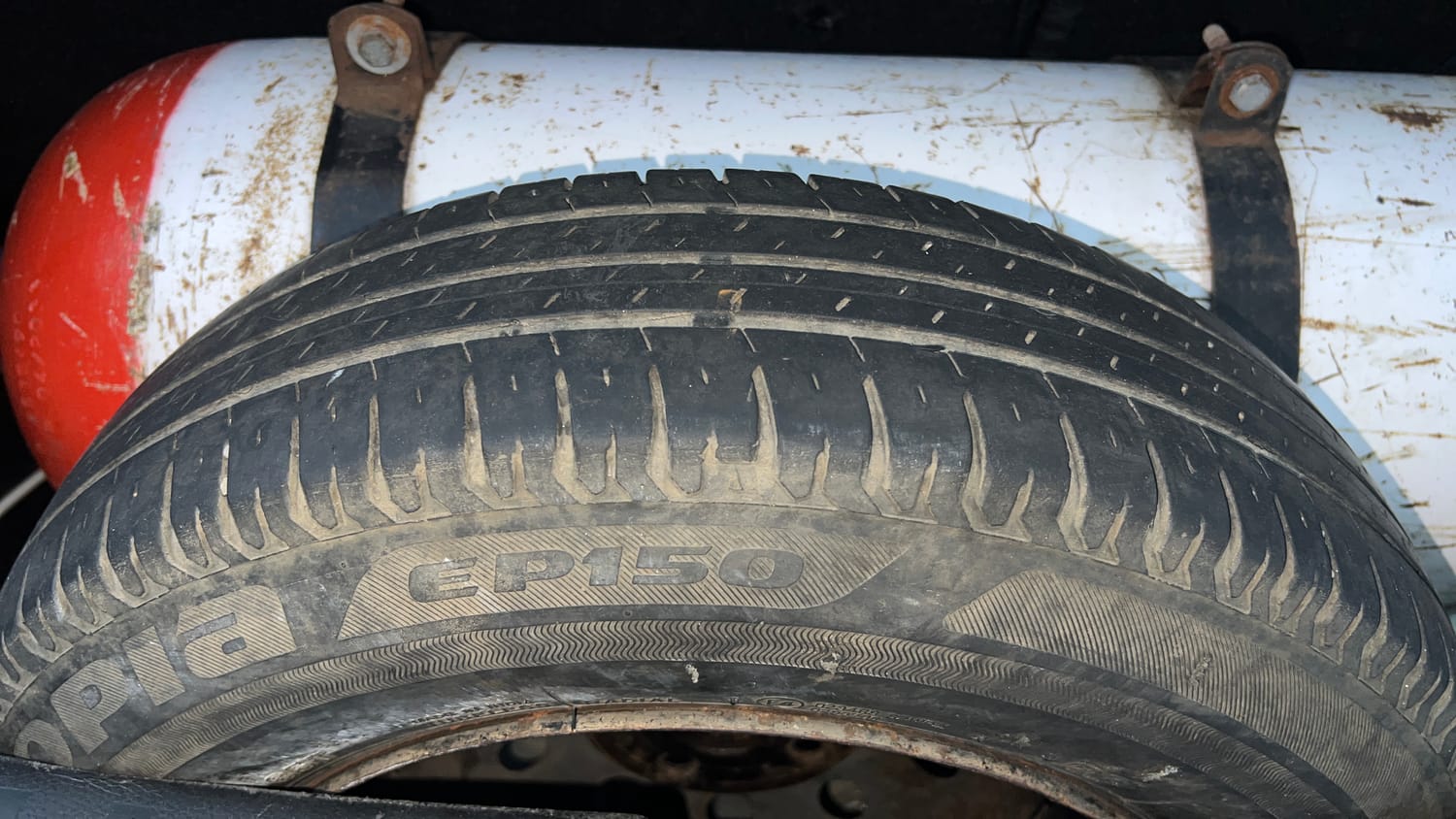 Used 2015 Maruti Suzuki Swift Lxi (O) Petrol Manual tyres SPARE TYRE VIEW