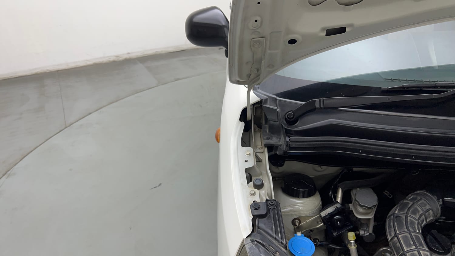 Used 2019 Maruti Suzuki Wagon R 1.0 LXi 1.0 Petrol Manual engine ENGINE RIGHT SIDE HINGE & APRON VIEW