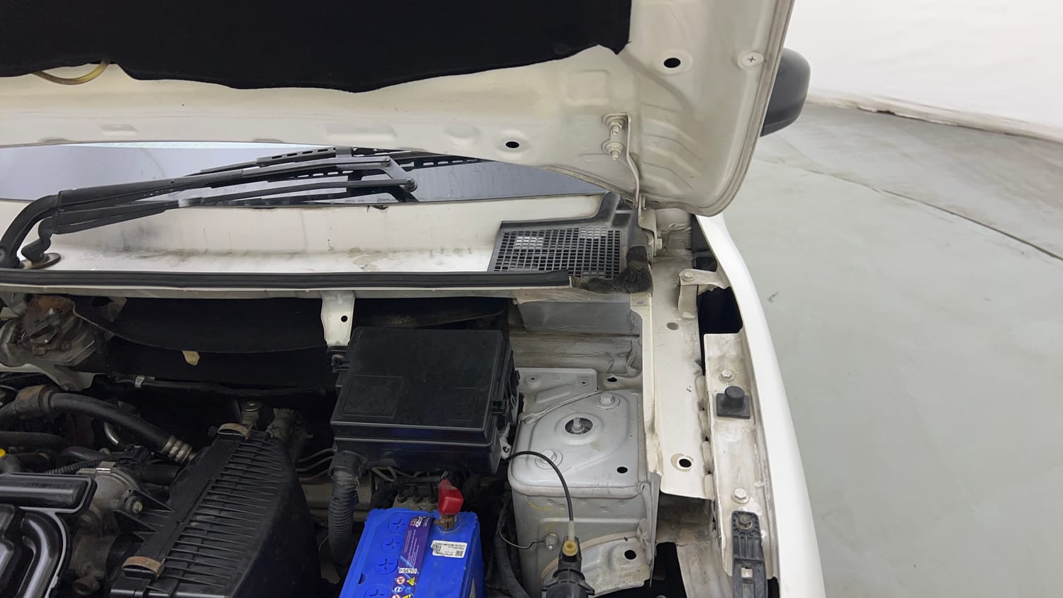 Used 2019 Renault Kwid RXT (O) 1.0 SCE Edition Petrol Manual engine ENGINE LEFT SIDE HINGE & APRON VIEW