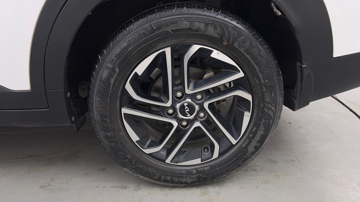Used 2023 Kia Carens Luxury (O)1.5 Turbo Petrol DCT 7 STR Petrol Automatic tyres LEFT REAR TYRE RIM VIEW