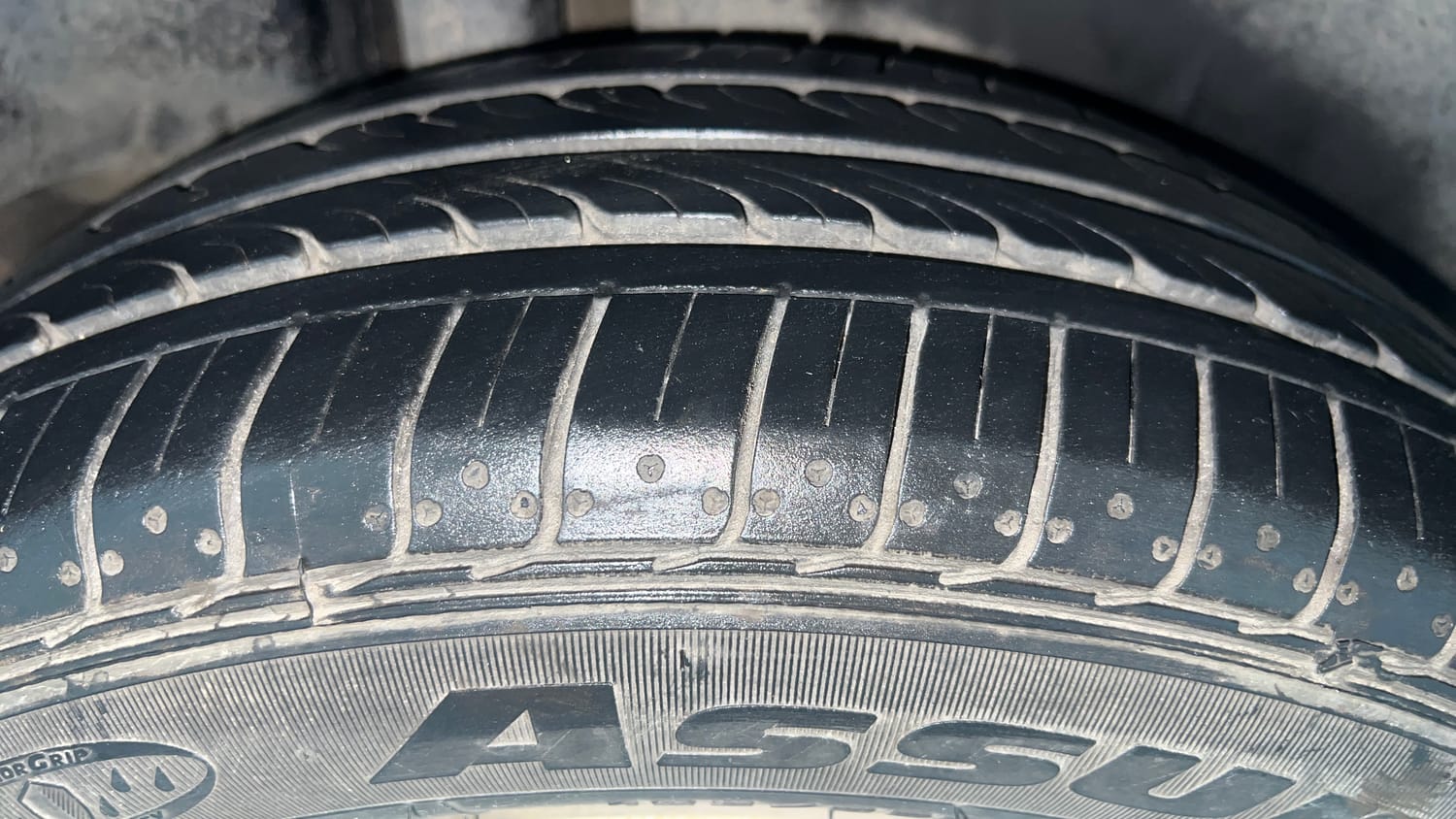 Used 2024 Maruti Suzuki Ciaz Zeta 1.5 AT Petrol Automatic tyres RIGHT REAR TYRE TREAD VIEW