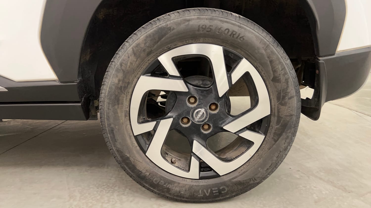 Used 2023 Nissan Magnite XV Petrol Manual tyres LEFT REAR TYRE RIM VIEW