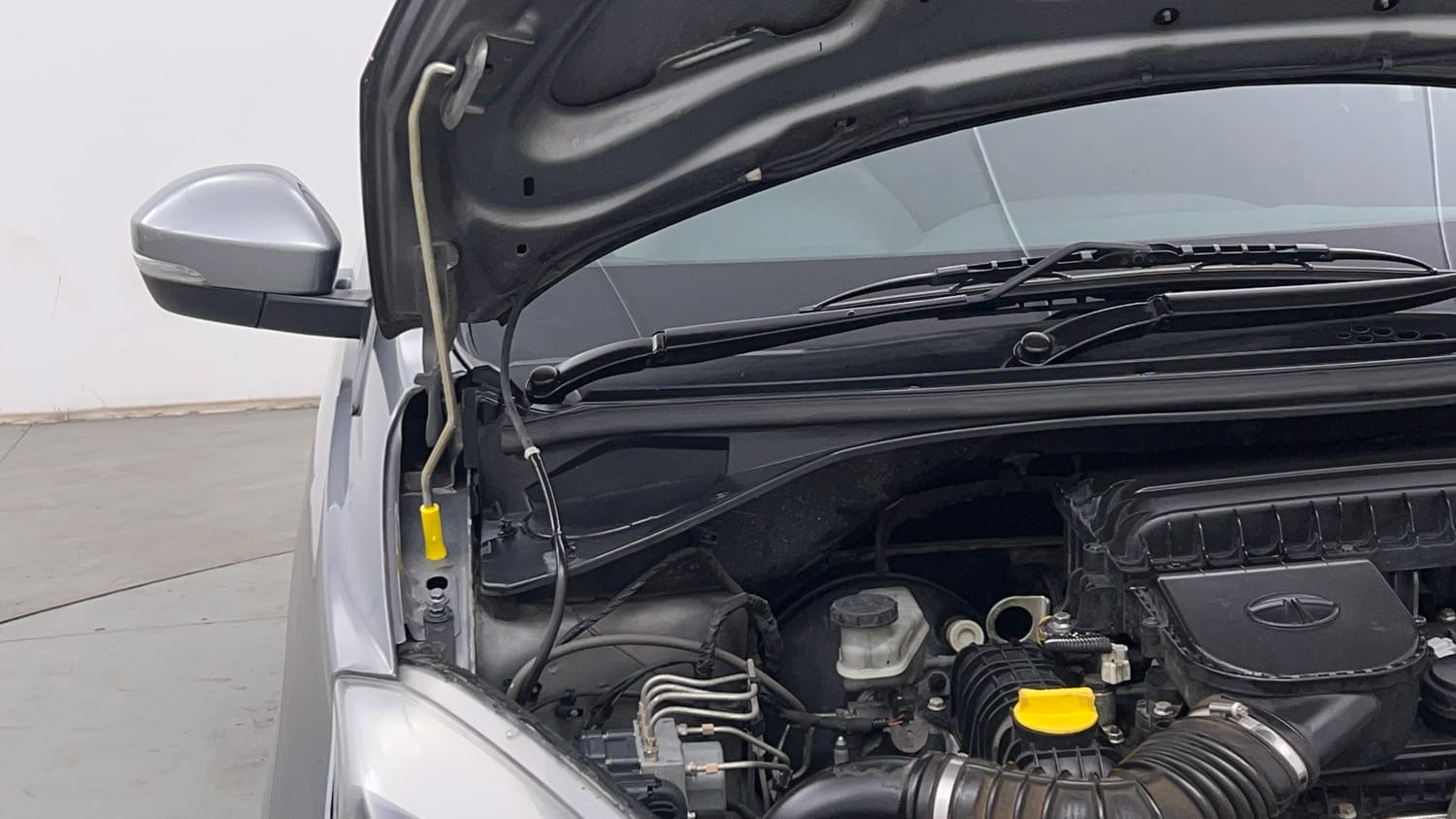 Used 2019 Tata Tiago Revotron XZ Petrol Manual engine ENGINE RIGHT SIDE HINGE & APRON VIEW