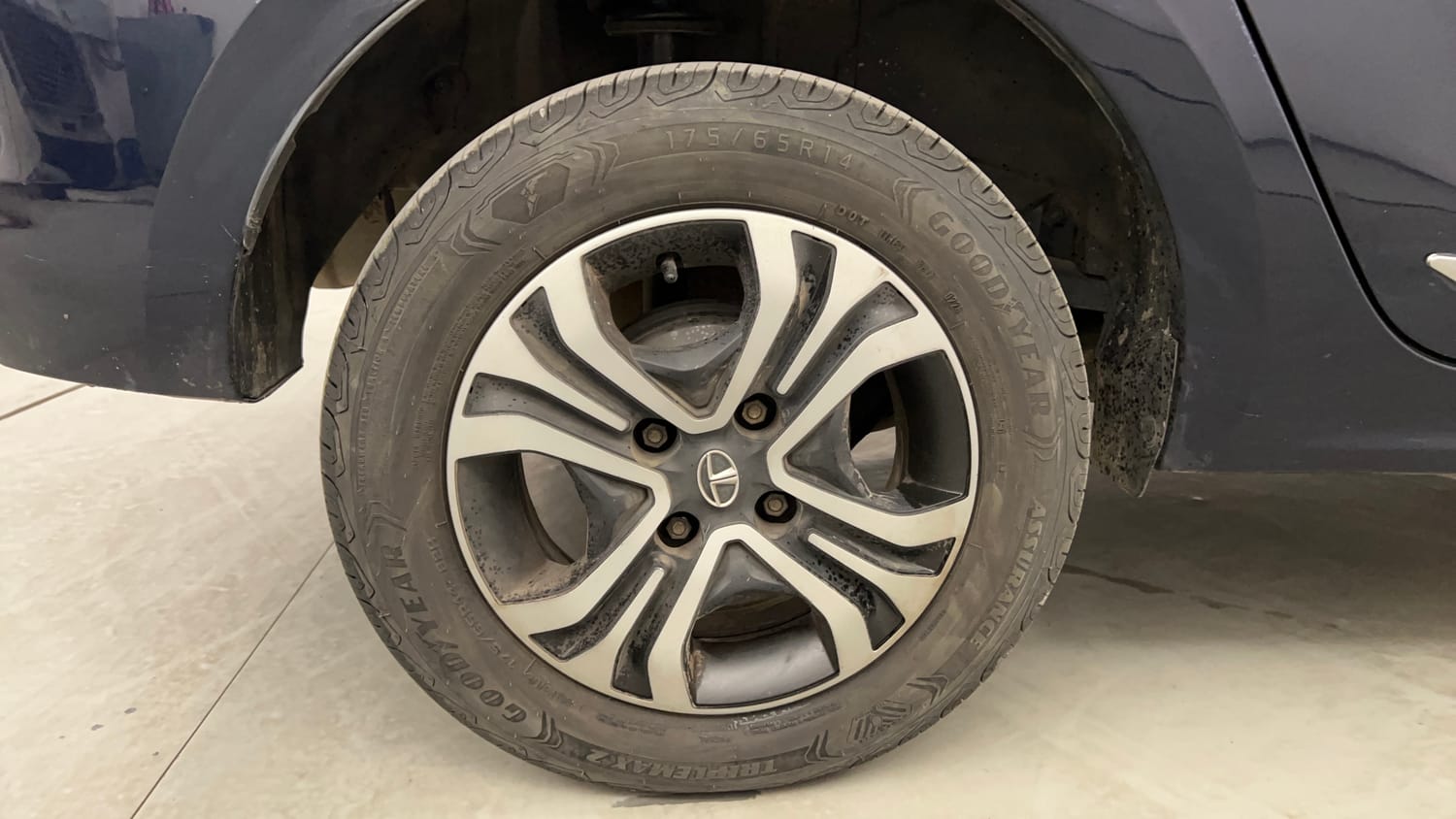 Used 2022 Tata Tigor XZ Plus CNG Cng Manual tyres RIGHT REAR TYRE RIM VIEW