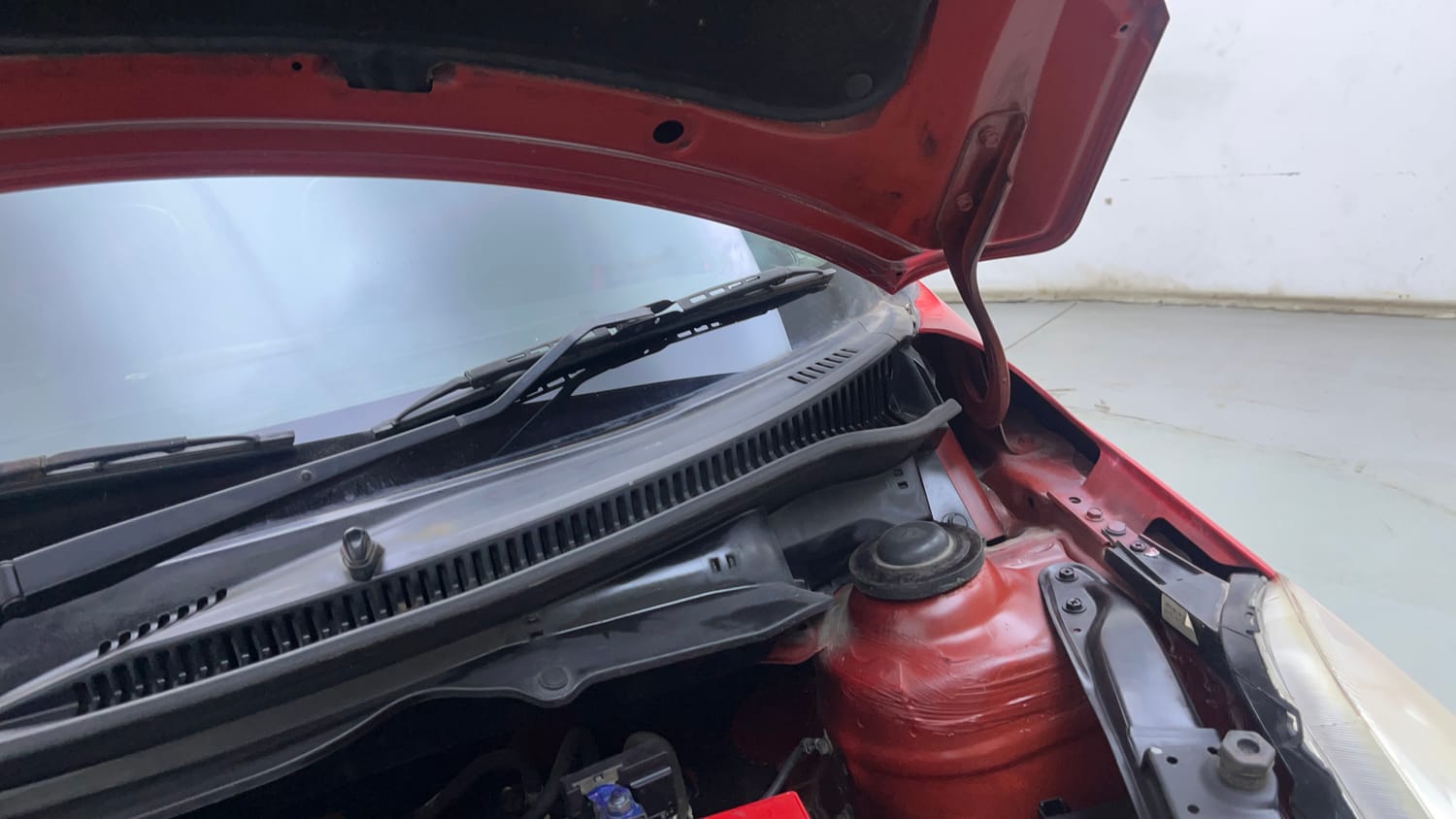 Used 2015 Maruti Suzuki Swift VXi Petrol Manual engine ENGINE LEFT SIDE HINGE & APRON VIEW