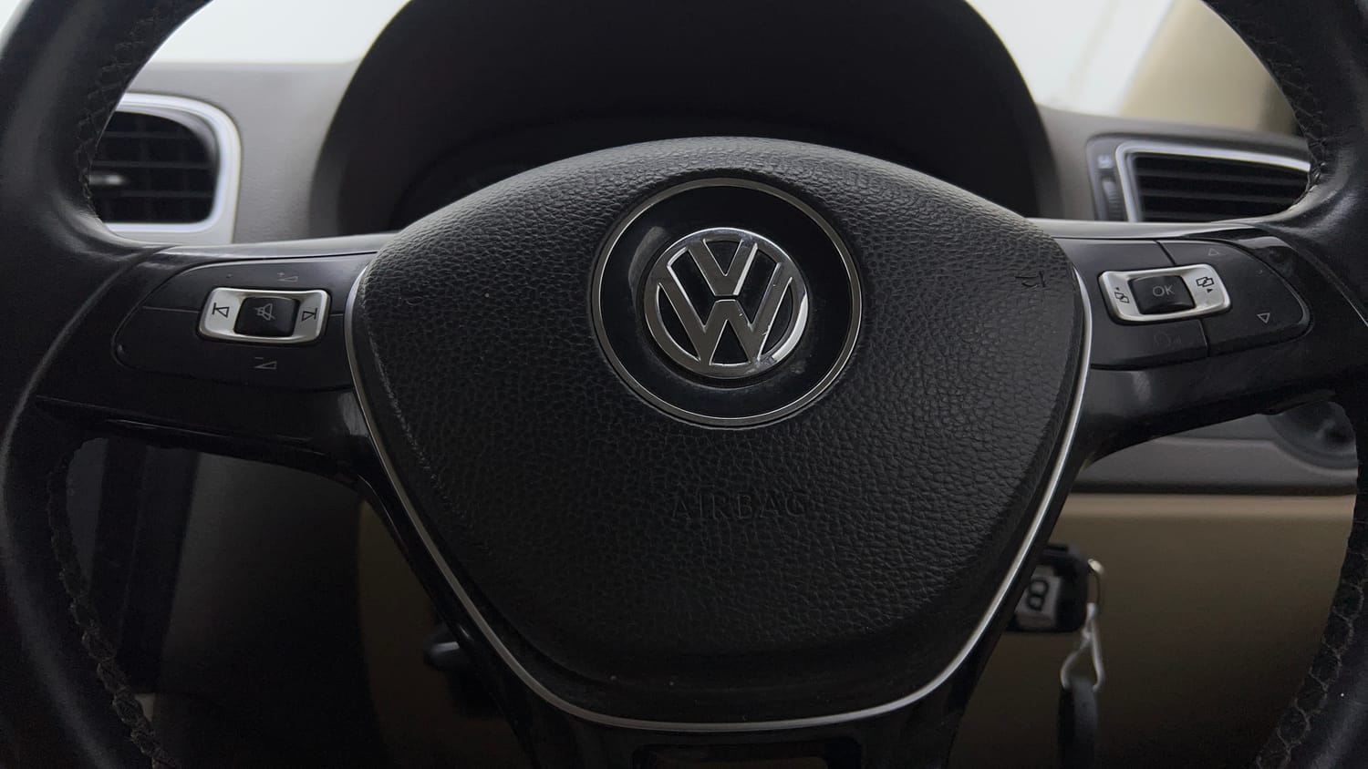 Used 2016 Volkswagen Vento Highline 1.2 (P) AT Petrol Automatic top_features Airbags