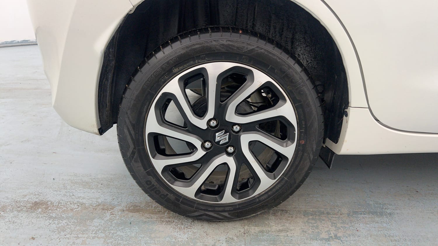 Used 2024 Maruti Suzuki Baleno Alpha MT Petrol Manual tyres RIGHT REAR TYRE RIM VIEW