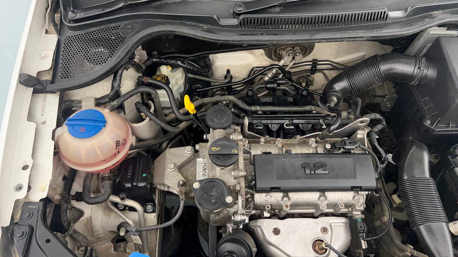 Used 2014 Volkswagen Polo Highline1.2L (P) Petrol Manual engine ENGINE RIGHT SIDE VIEW