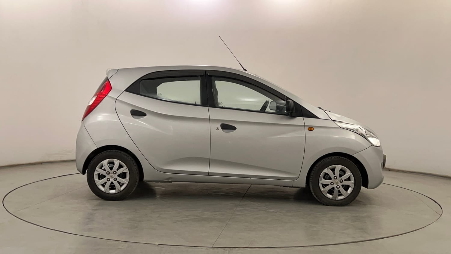 Used 2018 Hyundai Eon Magna + Petrol Manual exterior RIGHT SIDE VIEW
