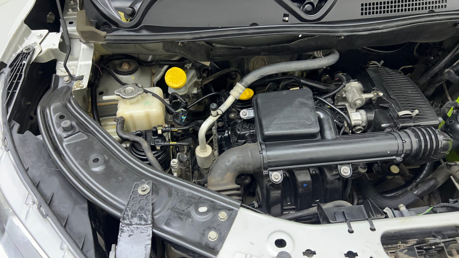 Used 2022 Nissan Magnite XE Petrol Manual engine ENGINE RIGHT SIDE VIEW
