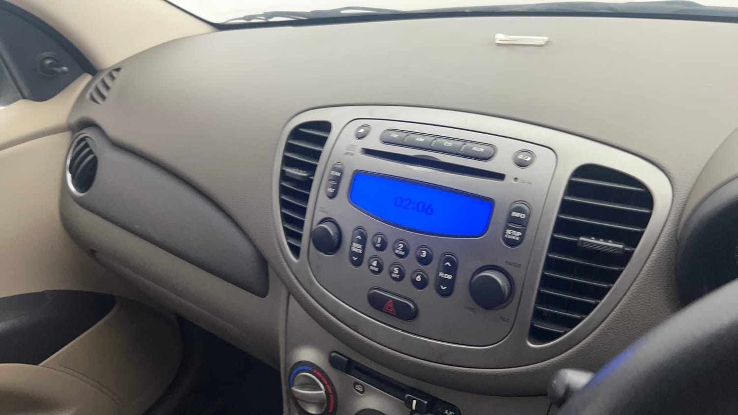 Used 2016 Hyundai i10 Sportz 1.1 iRDE2 Petrol Manual top_features Integrated (in-dash) music system