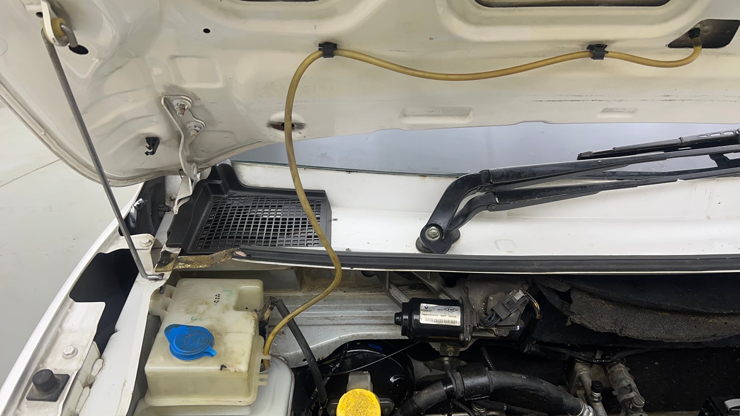 Used 2016 Renault Kwid RXT Petrol Manual engine ENGINE RIGHT SIDE HINGE & APRON VIEW
