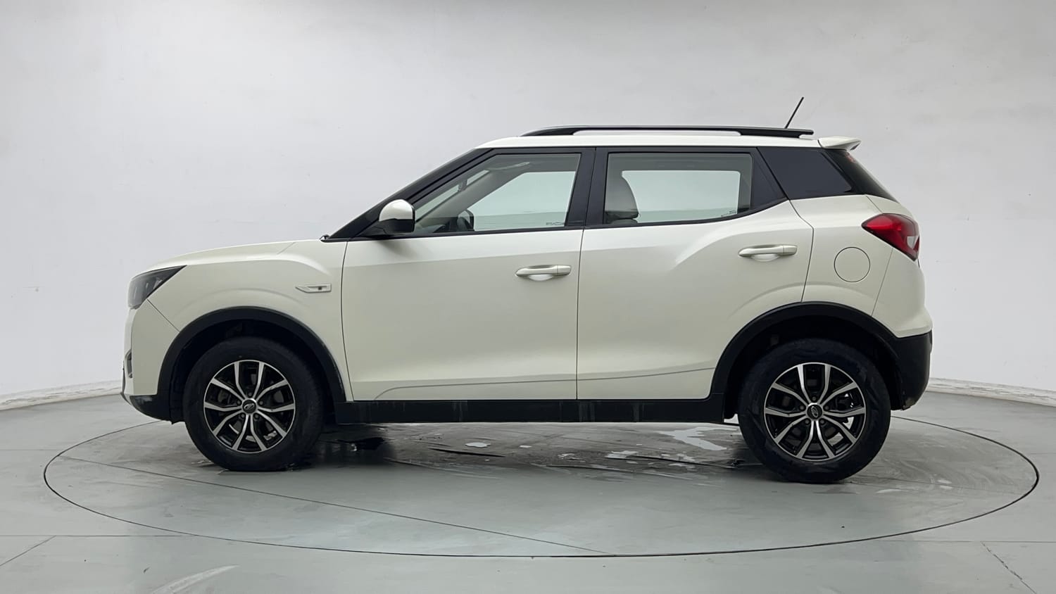 Used 2022 Mahindra XUV 300 W6 1.5 Diesel Diesel Manual exterior LEFT SIDE VIEW