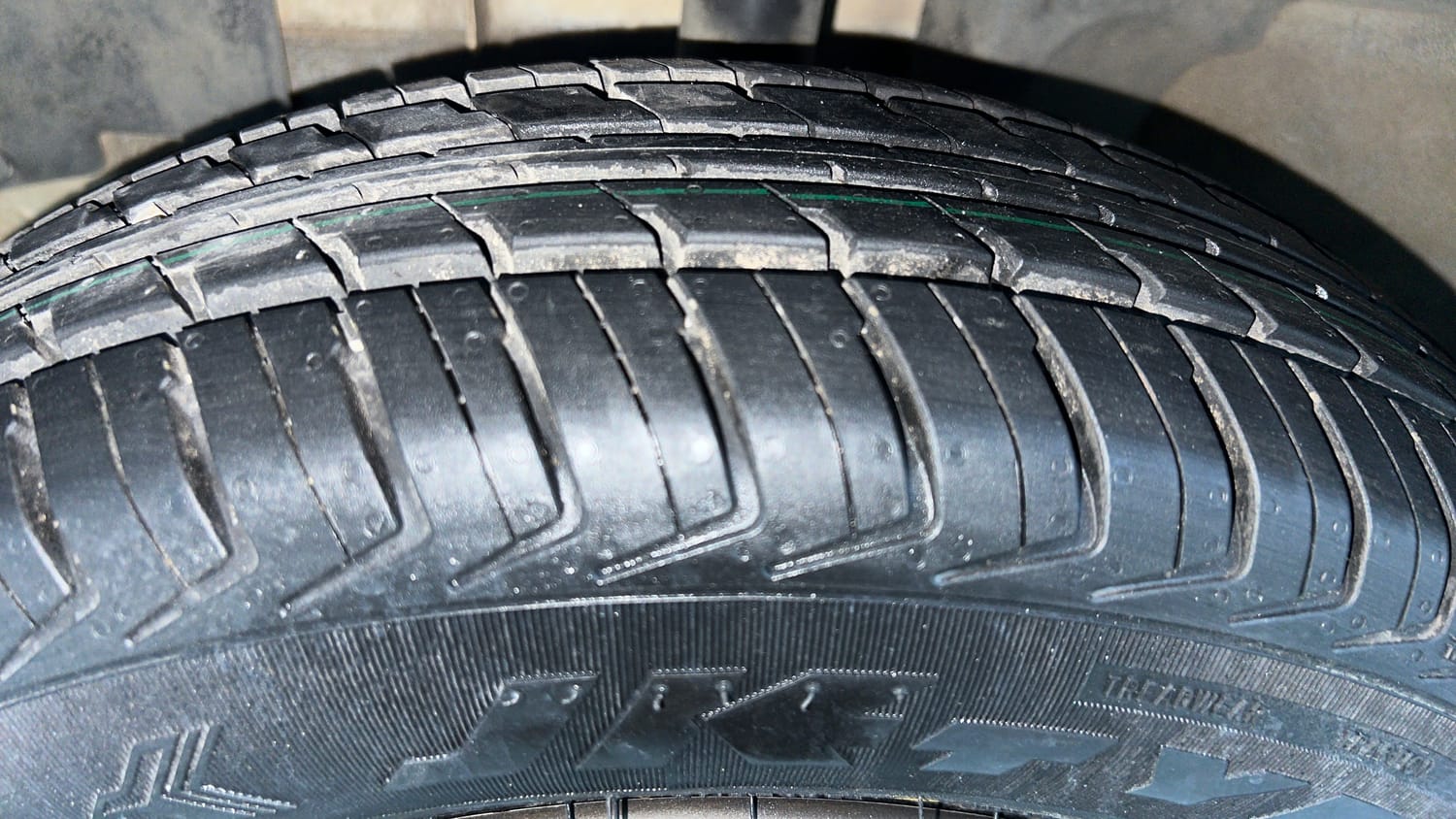 Used 2018 Renault Kwid 1.0 RXT Petrol Manual tyres LEFT FRONT TYRE TREAD VIEW