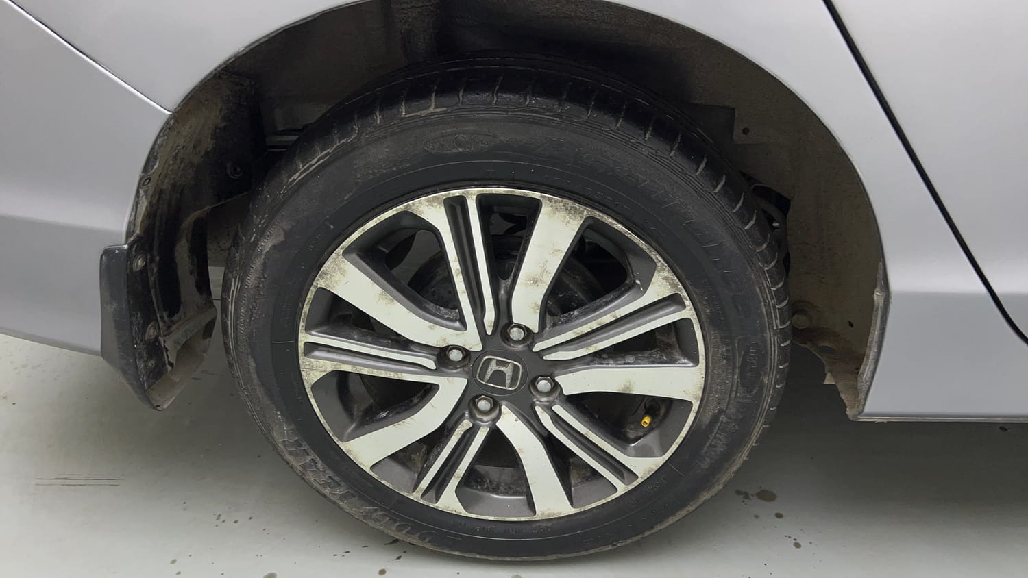 Used 2022 Honda City 4th Generation V Petrol Petrol Manual tyres RIGHT REAR TYRE RIM VIEW