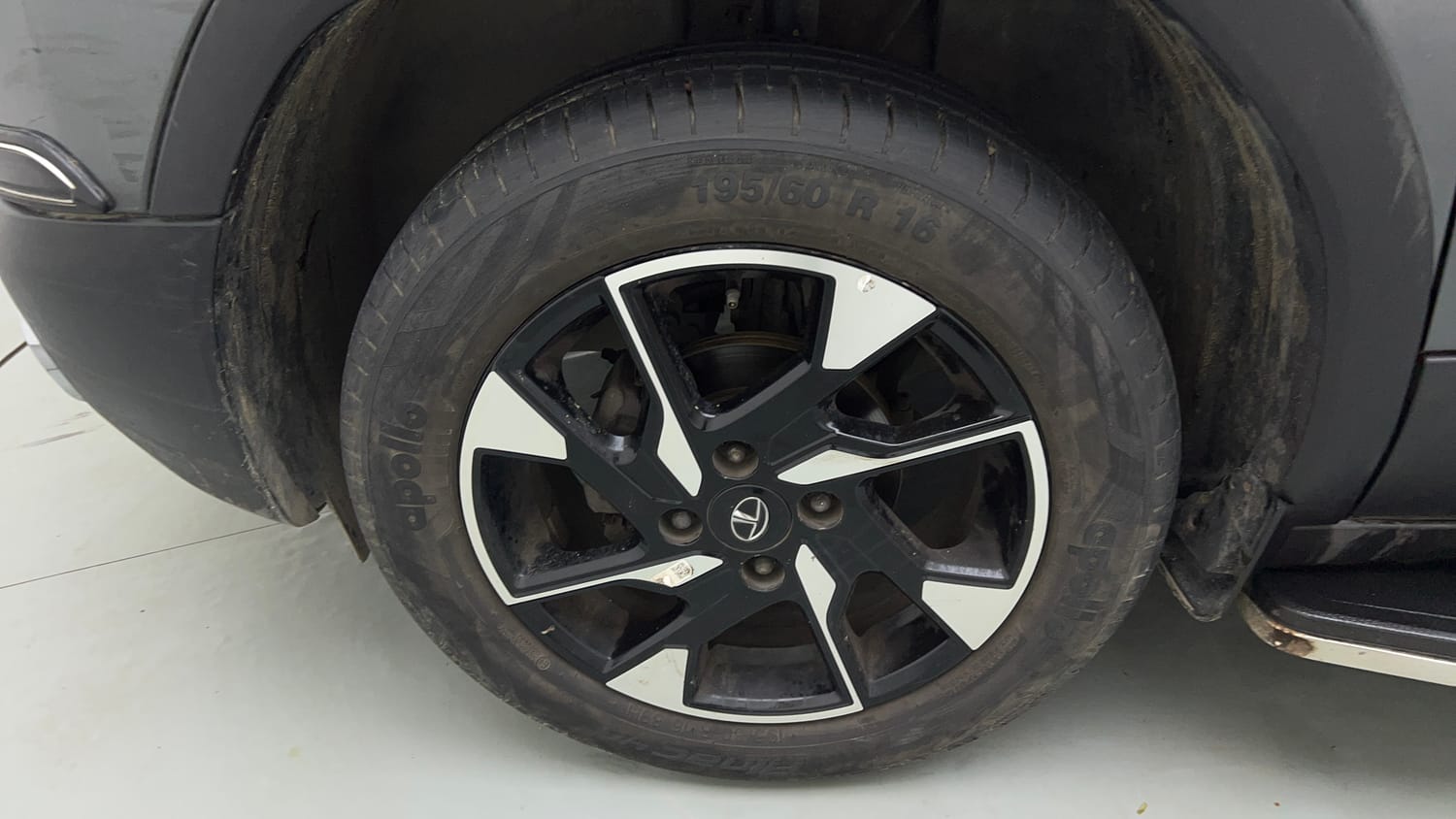 Used 2023 Tata Punch Creative Dual Tone AMT Sunroof Petrol Automatic tyres LEFT FRONT TYRE RIM VIEW