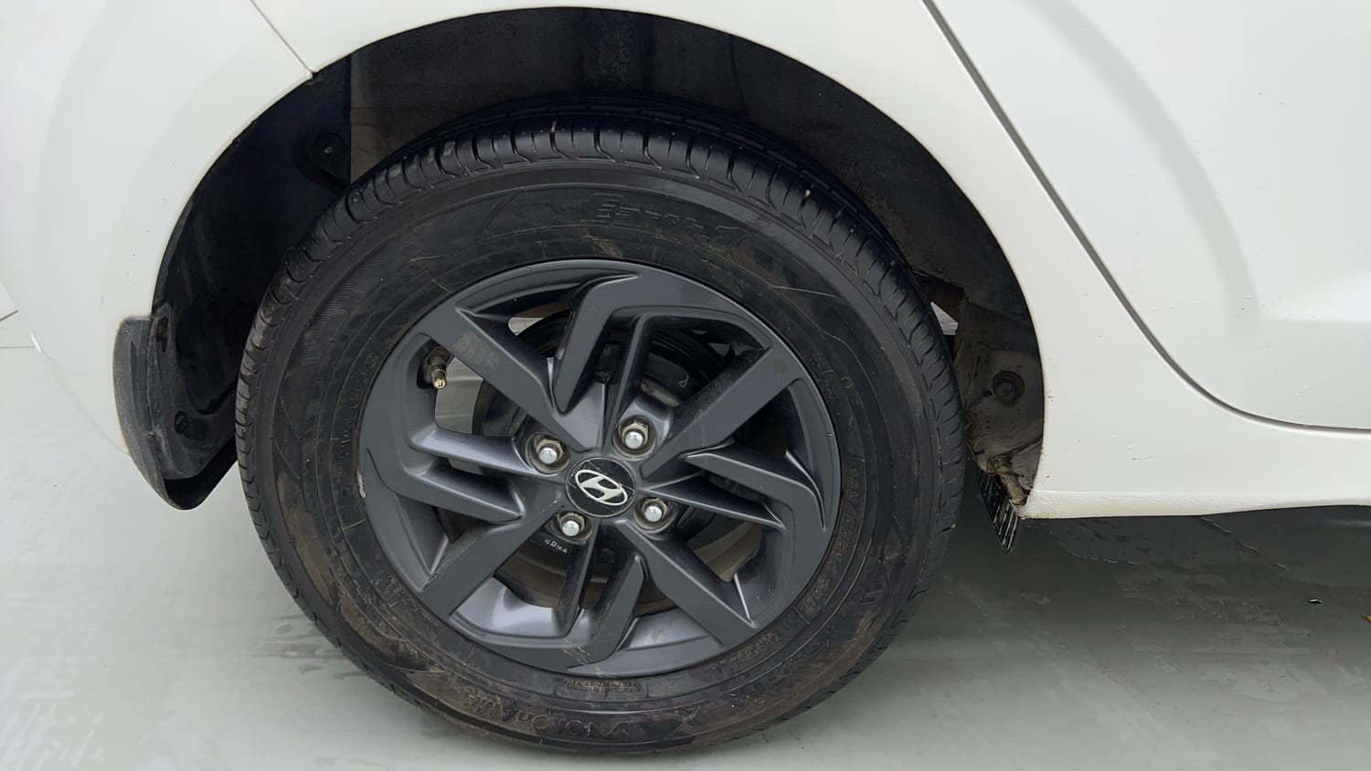 Used 2022 Hyundai Grand i10 Nios Sportz 1.2 Kappa VTVT CNG Cng Manual tyres RIGHT REAR TYRE RIM VIEW