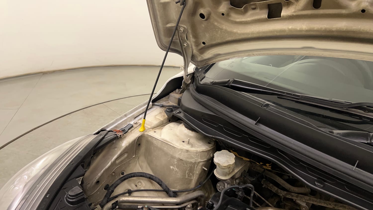 Used 2012 Hyundai i20 Asta 1.2 Petrol Manual engine ENGINE RIGHT SIDE HINGE & APRON VIEW