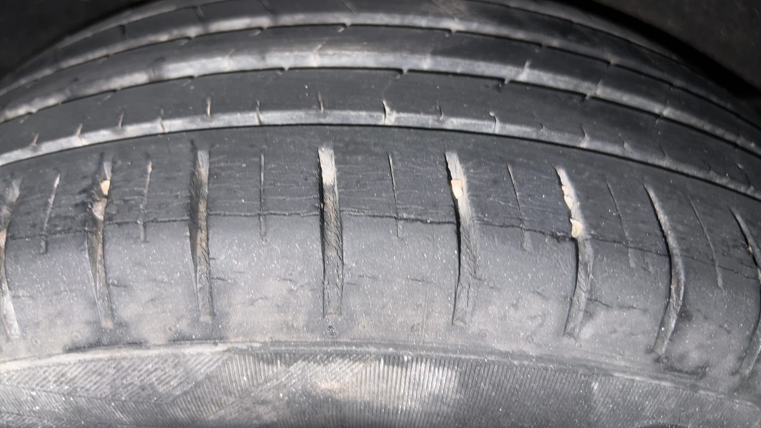 Used 2017 Maruti Suzuki Baleno Zeta 1.2 Petrol Manual tyres RIGHT REAR TYRE TREAD VIEW