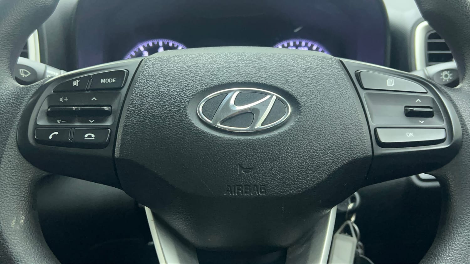 Used 2020 Hyundai Venue S 1.0 Turbo DCT Petrol Automatic top_features Steering mounted controls