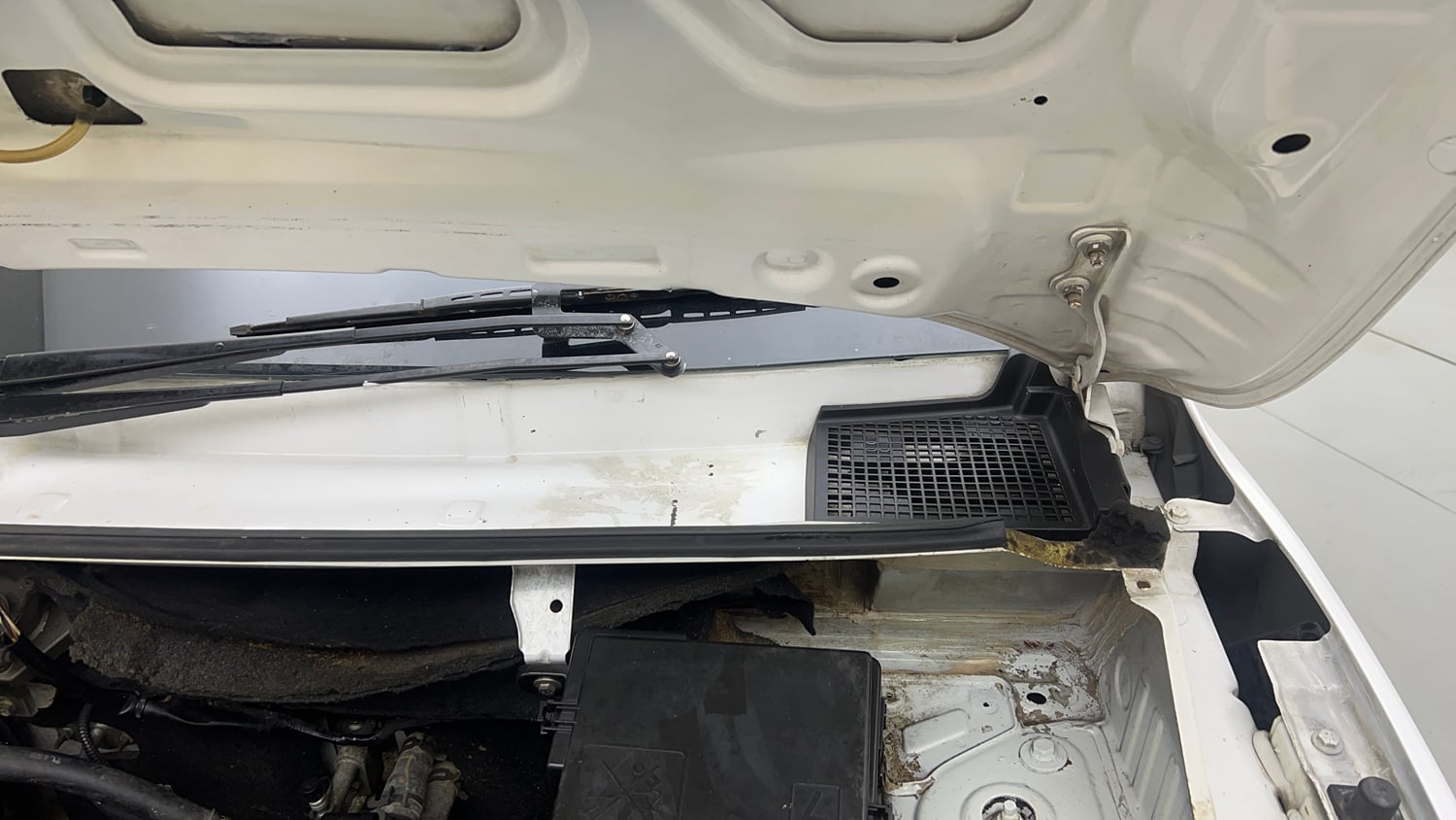 Used 2016 Renault Kwid RXT Petrol Manual engine ENGINE LEFT SIDE HINGE & APRON VIEW