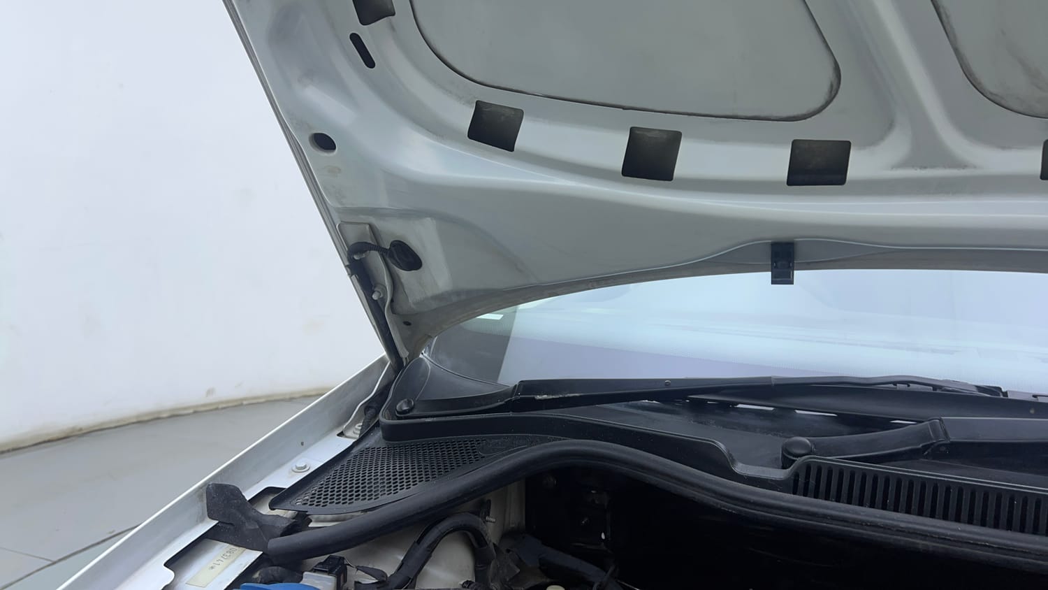 Used 2017 Volkswagen Polo Comfortline 1.2L (P) Petrol Manual engine ENGINE RIGHT SIDE HINGE & APRON VIEW