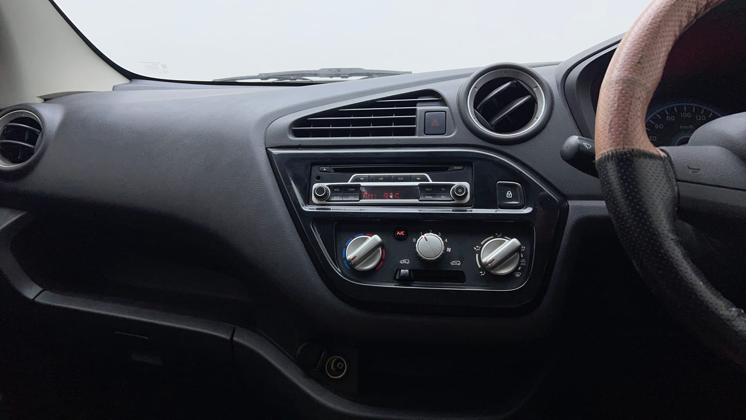 Used 2017 Datsun Redi-GO T (O) Petrol Manual interior MUSIC SYSTEM & AC CONTROL VIEW