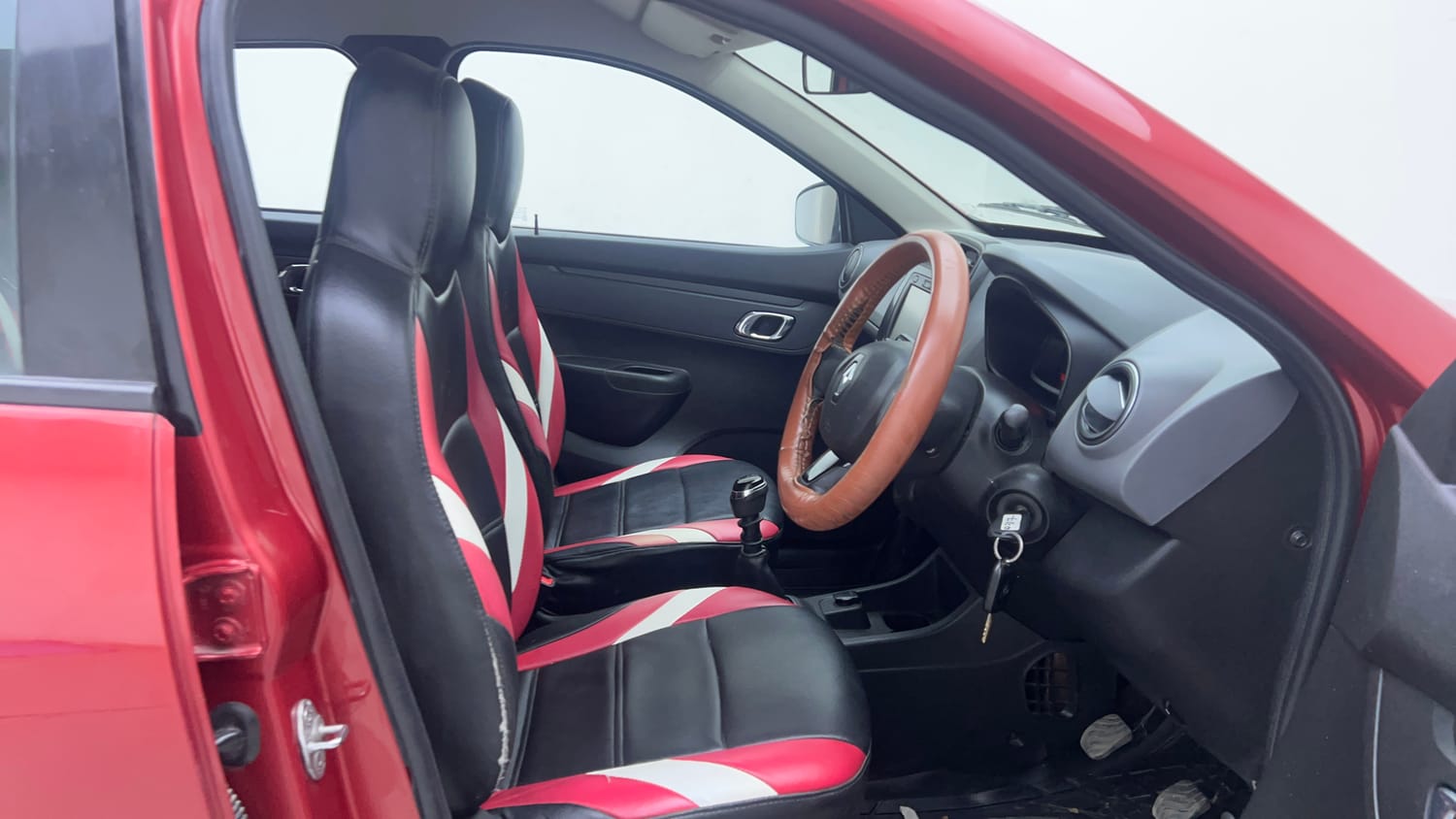 Used 2018 Renault Kwid RXT (O) 1.0 SCE Edition Petrol Manual interior RIGHT SIDE FRONT DOOR CABIN VIEW