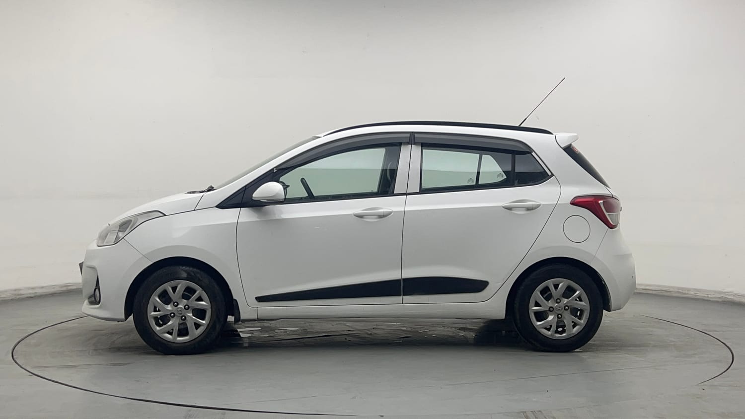 Used 2019 Hyundai Grand i10 Sportz 1.2 Kappa VTVT CNG (Outside Fitted) Cng Manual exterior LEFT SIDE VIEW