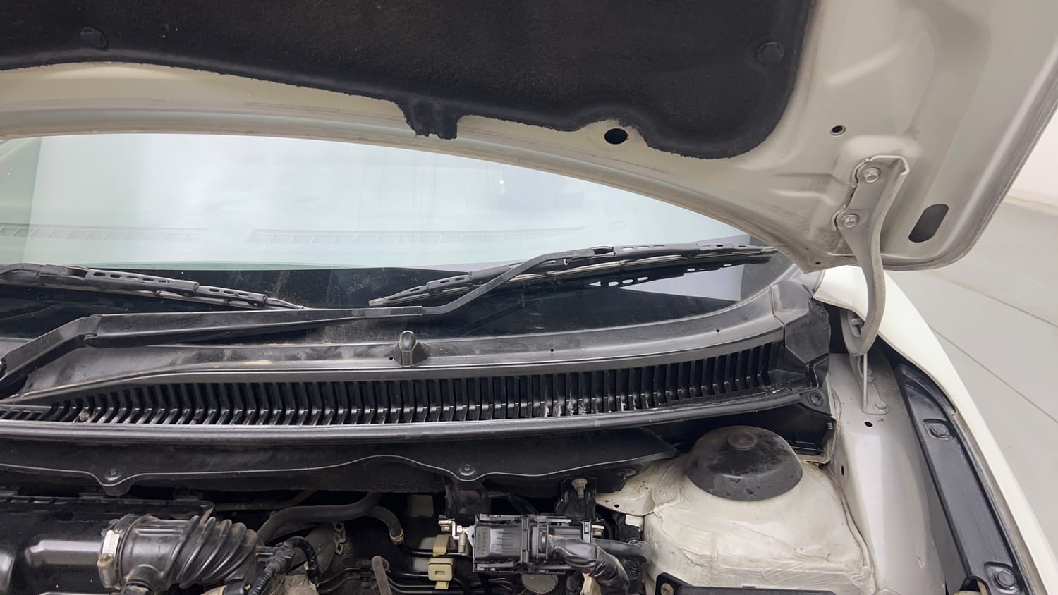 Used 2017 Maruti Suzuki Baleno Delta 1.2 Petrol Manual engine ENGINE LEFT SIDE HINGE & APRON VIEW