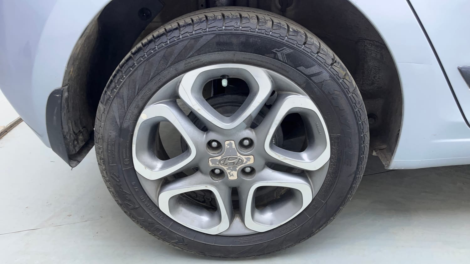 Used 2020 Hyundai Elite i20 Asta 1.2 (O) CVT Petrol Automatic tyres RIGHT REAR TYRE RIM VIEW