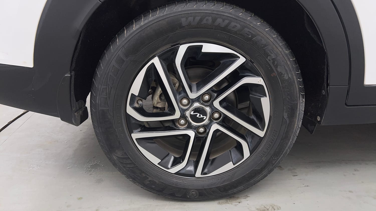 Used 2023 Kia Carens Luxury (O)1.5 Turbo Petrol DCT 7 STR Petrol Automatic tyres RIGHT REAR TYRE RIM VIEW