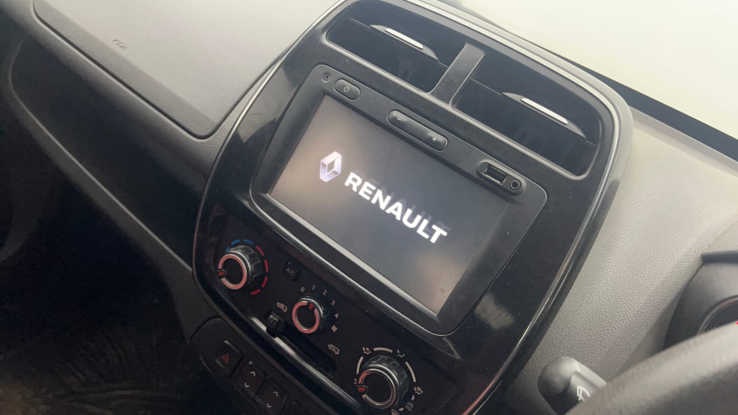 Used 2018 Renault Kwid 1.0 RXT Petrol Manual top_features Integrated (in-dash) music system