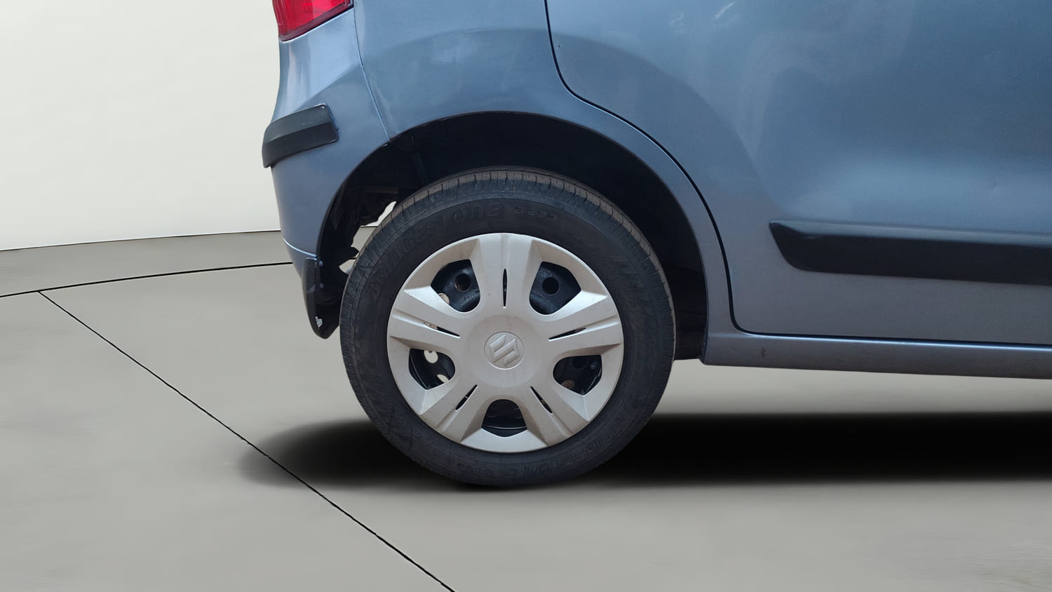Used 2016 Maruti Suzuki Wagon R 1.0 VXI AMT Petrol Automatic tyres RIGHT REAR TYRE RIM VIEW