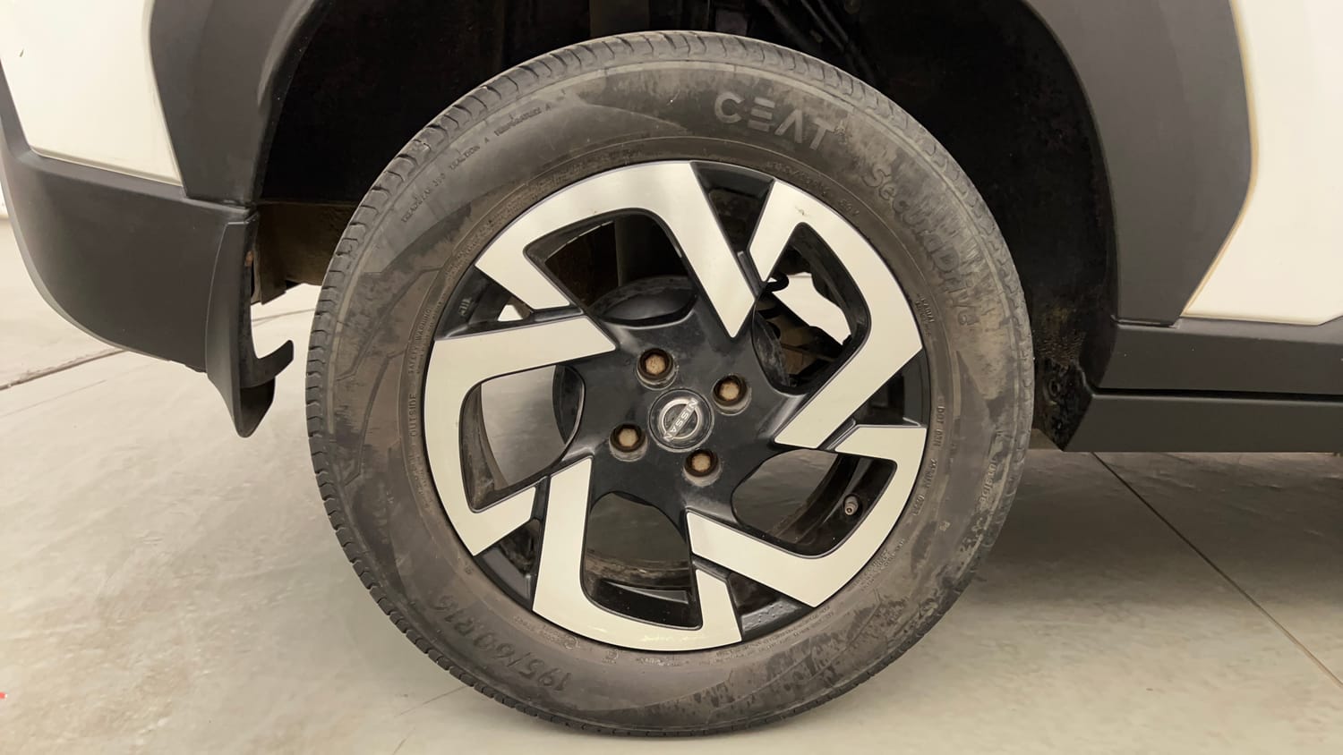 Used 2023 Nissan Magnite XV Petrol Manual tyres RIGHT REAR TYRE RIM VIEW