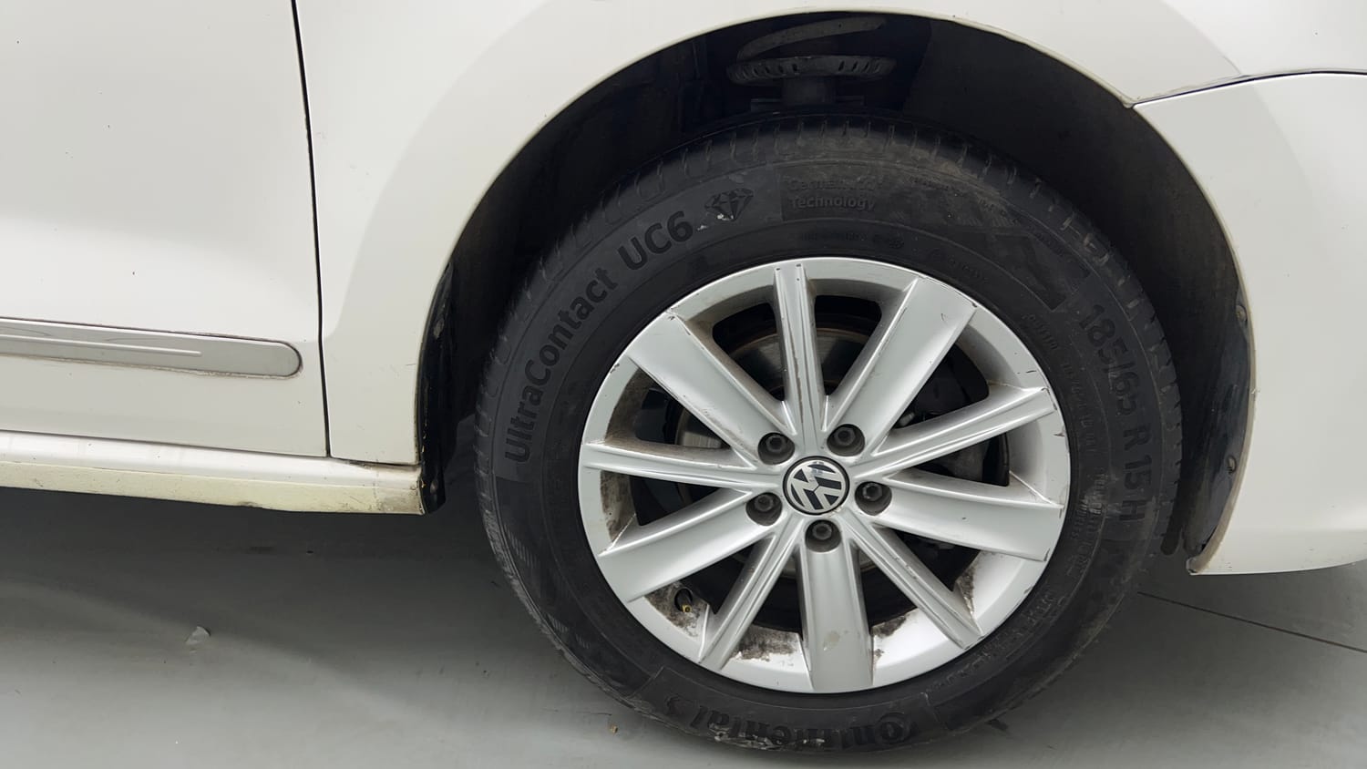 Used 2016 Volkswagen Vento Highline 1.2 (P) AT Petrol Automatic tyres RIGHT FRONT TYRE RIM VIEW