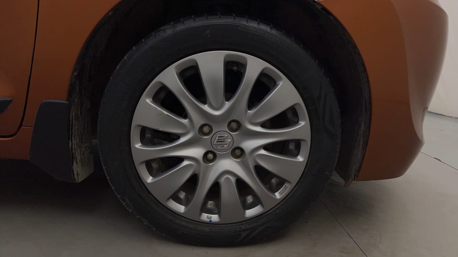 Used 2017 Maruti Suzuki Baleno Zeta 1.2 AT Petrol Automatic tyres RIGHT FRONT TYRE RIM VIEW